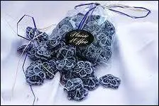 labors  partir de fleurs fraches de violettes cristallises dans le sucre, les violettes sont la spcialit de la ville de ...