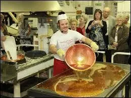 Sur cette image, nous assistons  la fabrication des vritables bonbons des Vosges. Ces bonbons  base d'armes naturels ou d'huiles essentielles sont fabriqus dans la ville lorraine de ...