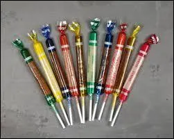 Ces drles de sucettes allonges sont des niniches. Elles font la renomme de la ville bretonne de ...