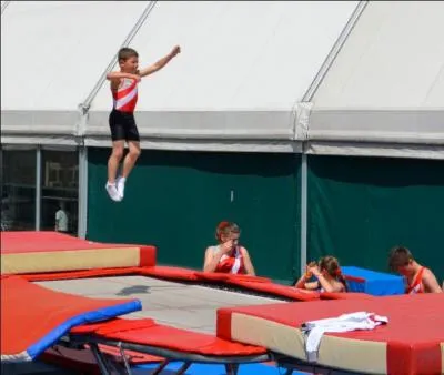 Nom professionnel du saut droit au trampoline.
