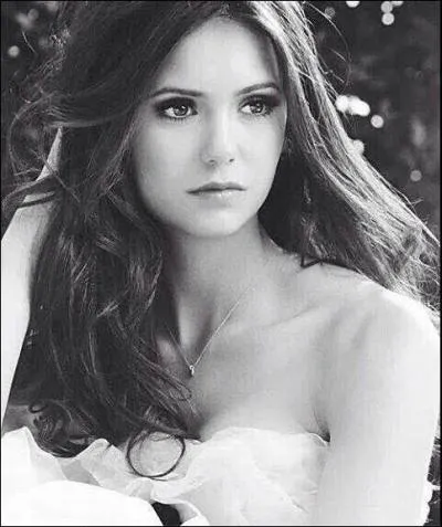 En ralit, avec qui sort l'interprte de Elena et Katherine ?