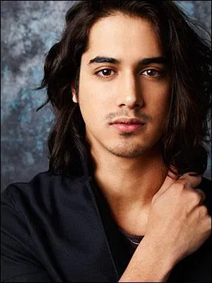 Cette photo reprsente Avan Jogia. Comment s'appelle-t-il dans la srie ?