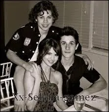 Dans quelle autre srie Selena Gomez joue-t-elle aussi ?