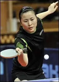 Digne reprsentante des valeurs de son pays, Li Fen est une pongiste :