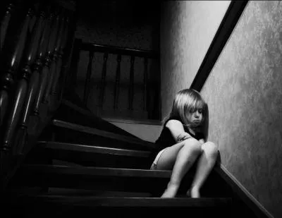Pelotonne sur une marche d'escalier, cette enfant est : -