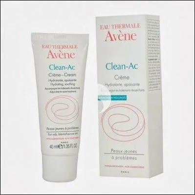 Ce smiley porte des boutons, il : %)