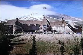 Comment s'appelle l'htel dans lequel va loger la famille Torrance ?