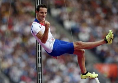 Renaud Lavillenie a battu le record du monde  la perche de Sergue Bubka en sautant :