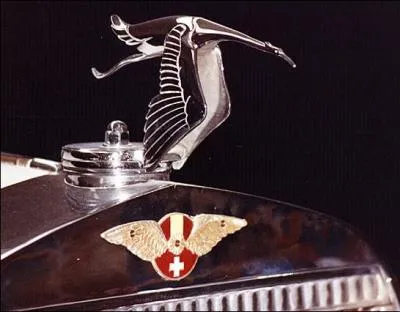 Voici l'lgant bouchon de radiateur Hispano-Suiza, dont la marque quipe aujourd'hui des moteurs d'Airbus. Mais que symbolise la cigogne ?