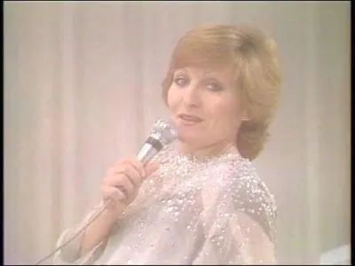 On termine en musique. Dites-moi qui chantait  femme avec toi  dans les annes 70.