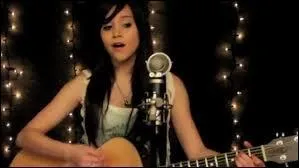 De quel instrument joue-t-elle, autre que la guitare ?