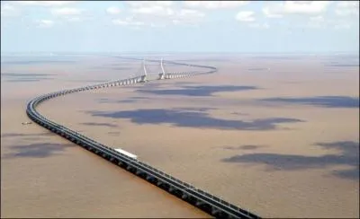 Le pont de Donghai, qui relie Lingang (une ville nouvelle aux alentours de Shanghai) aux les Yangshan, est l'un des plus longs ponts au monde. Quelle est sa longueur ?