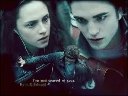 Que fait Edward quand Bella risque de se faire craser par la camionette ?