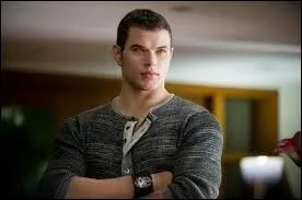 Comment s'appelle le petit ami de Rosalie ?