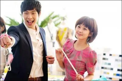 Une femme clibataire d'une trentaine d'annes au visage poupin, qui dcide de mentir sur son ge pour entrer dans une grande socit de textile.