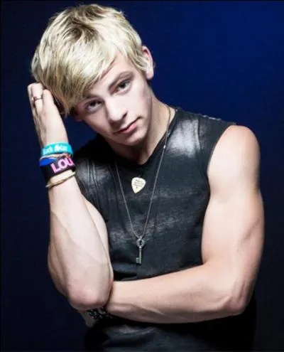 Dans une interview pour fan2, il a avou que son genre de fille tait plutt...