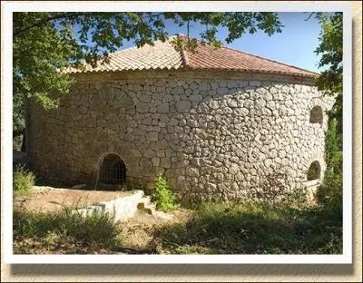 Comment appelle-t-on les puits semi-souterrains qui servaient  stocker de la glace et que possdaient la plupart des seigneuries au XVIIe sicle ?