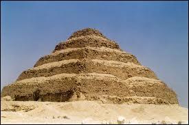 Quel architecte a construit la premire pyramide  degrs ?