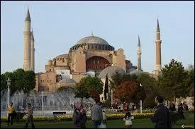 La basilique Sainte-Sophie est devenue au XVme une mosque. Depuis 1934, c'est :