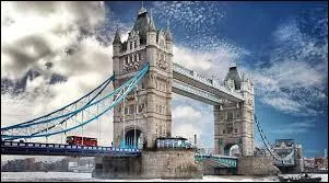 Tower Bridge  Londres est un pont basculant construit  partir de :