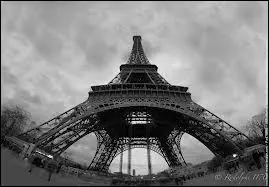 Sur la Tour Eiffel, Gustave Eiffel a fait graver les noms de savants autour de la base du premier tage. Ils sont au nombre de :