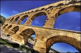 Le pont du Gard est un aqueduc romain comportant trois tages. La conduite d'eau se trouve :