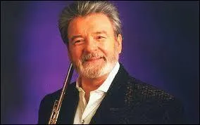 Sir ... est n  Belfast en 1939. C'est l'un des rares fltistes  avoir fait une carrire internationale comme soliste. C'est une lgende vivante. Il joue avec une flte en or.