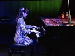 J'aimerais vous faire connatre ... . C'est une jeune californienne de 13 ans (ne en 2000), son pre est amricain, sa mre japonaise. Je l'ai dcouverte interprtant un extrait de Gnomenreigen (Liszt) au show d'Ellen DeGeneres  l'ge de 8 ans. Depuis elle a beaucoup progress et se produit dans le monde entier. Elle a donn une srie de concerts au Japon en faveur des victimes du tsunami.