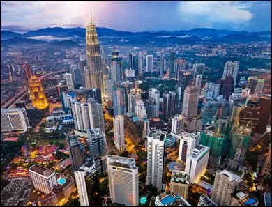 En prenant en compte l'ensemble de son agglomération, quelle est la capitale la plus peuplée du monde ?