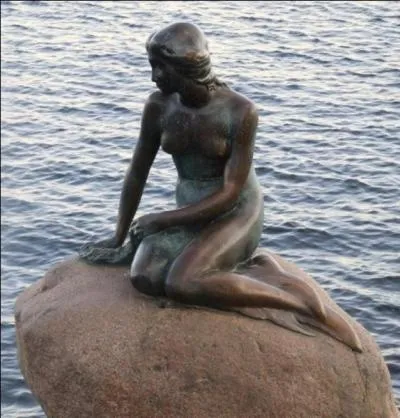 Où se trouve la célèbre statue en bronze de la Petite Sirène ?