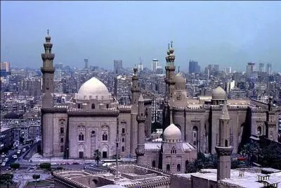 Quel est le surnom donné à la ville du Caire ?