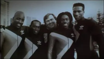 A la fin du film, comment les quatre bobeurs franchissent-ils la ligne d'arrive ?