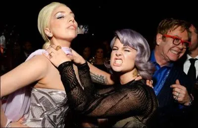 Par contre, sur cette photo, trouvez le nom de la clbrit de gauche !