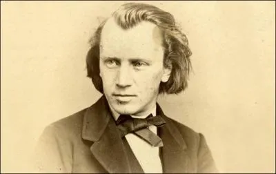 Pendant sa jeunesse, Brahms, excellent pianiste, se produisait dans une brasserie avec un violoniste, et parfois un orchestre complet. Qu'avait ces soires musicales de particulier ?