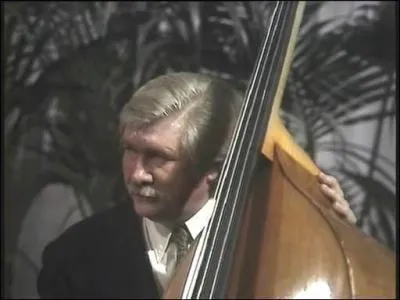 En 1952, un contrebassiste de l'orchestre de Lo Clarens va spontanment soutenir et accompagner un chanteur, en perdition avec sa guitare sur la scne de  Chez Patachou . Qui tait ce chanteur ?