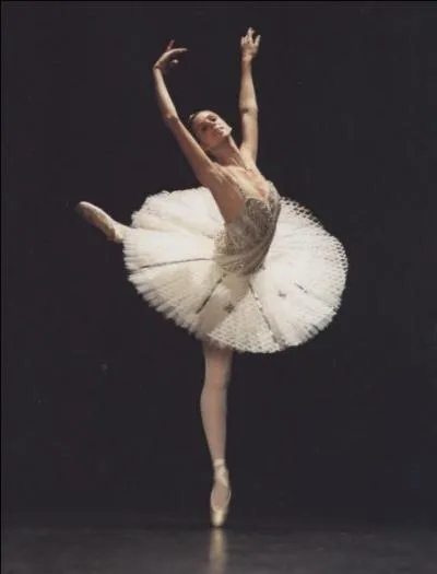 Quelle est la position du dos de cette danseuse ?