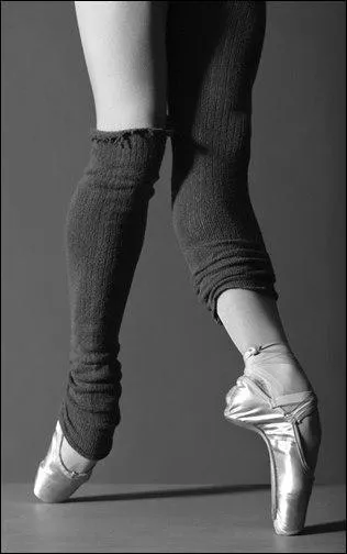 En danse classique, pour monter sur pointes il faut que la danseuse possde :
