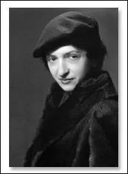 Quelle est cette grande pianiste d'origine roumaine, taxe de  gnie  par Charlie Chaplin, qui mourut d'une affection des os ?