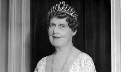 Cette chanteuse amricaine tait une catastrophe lyrique, mais aussi une femme d'une grande bont. Son mari, richissime industriel, louait une fois par an le Carnegie hall pour un concert de sa femme, auquel ses ouvriers taient forcs d'assister. Qui est-ce ?