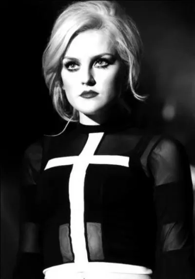 De quel groupe de musique fait partie  Perrie Edwards  ?