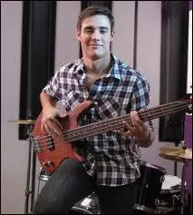 Quel garon rencontre-t-elle en premier ?