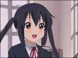 'K-On ! ' : Nakano Azusa joue de la guitare au sein du groupe 'Houkago Tea Time'.