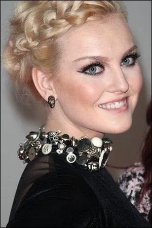 Comment s'appelle la mre de Perrie ?