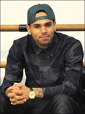 Dans le clip  Love More  avec qui Chris Brown fait-il un featuring ?