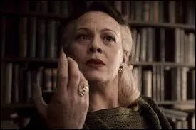 O habite-t-elle avec son fils et son mari ?