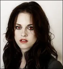 Comment Bella se fait-elle transformer en vampire ?