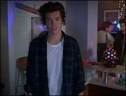 Ds que la musique commence, on voit Harry arriver. Vers quel lieu de la maison se dirige-t-il ?