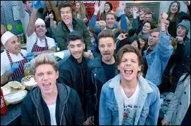 Ensuite ils sortent tous de la maison pour se diriger vers un restaurant. De quel type ?