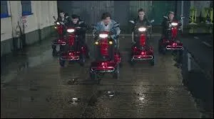 Ensuite, ils se dirigent vers un port et l un agent de police demande un autographe  l'un d'eux. Lequel ?