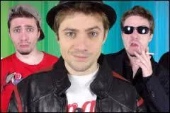 Que fait  Mathieu Sommet   chaque dbut de vido ? (Saison 4)